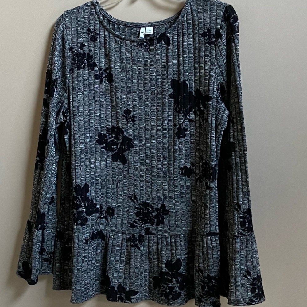 ELLE TOPS WOMENS/ BELL SLEEVE /NICE RUFFLE BOTTOM/BLACK FLORAL/SIZE LARGE